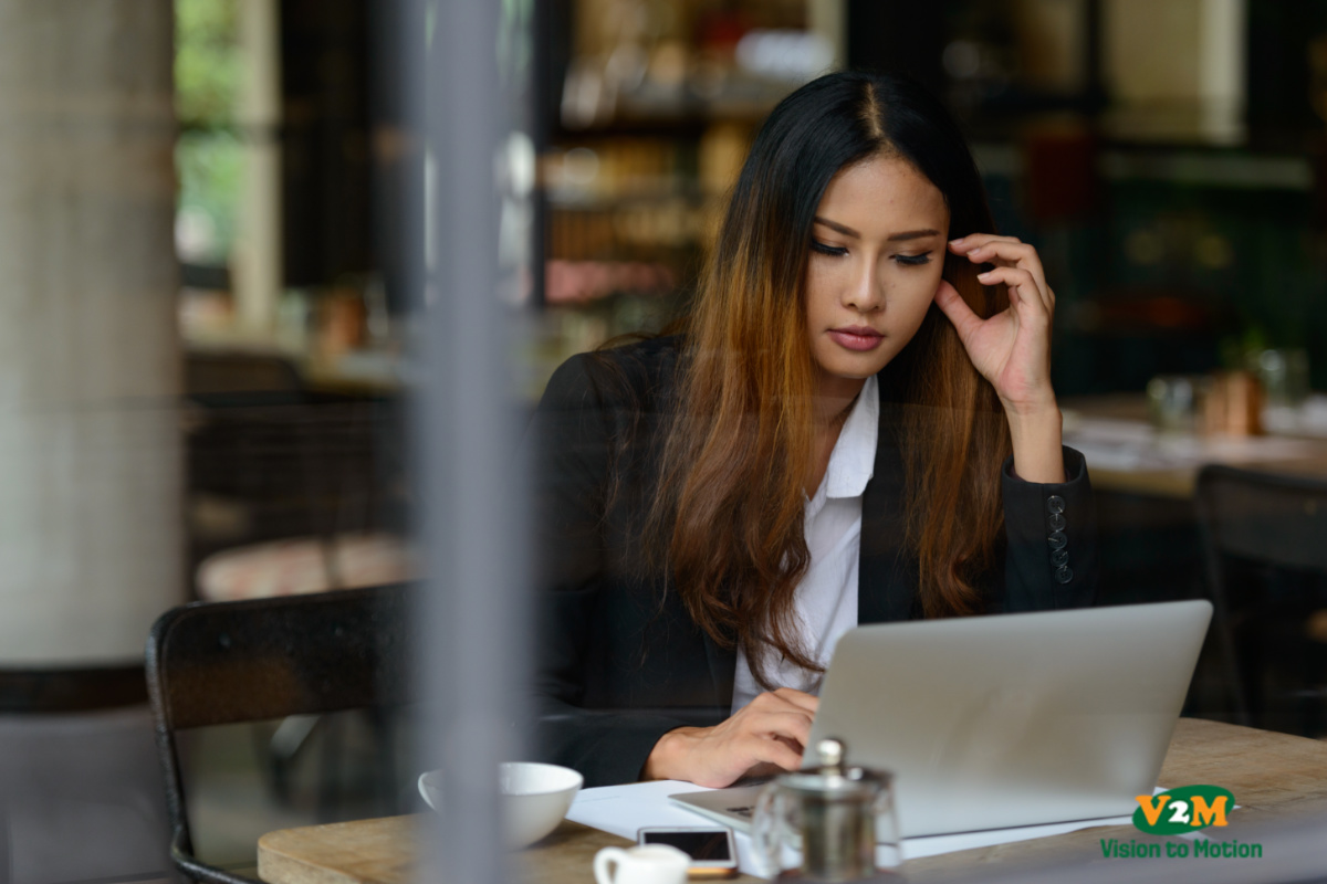 Young Woman using PC while working with customer in a restaurant